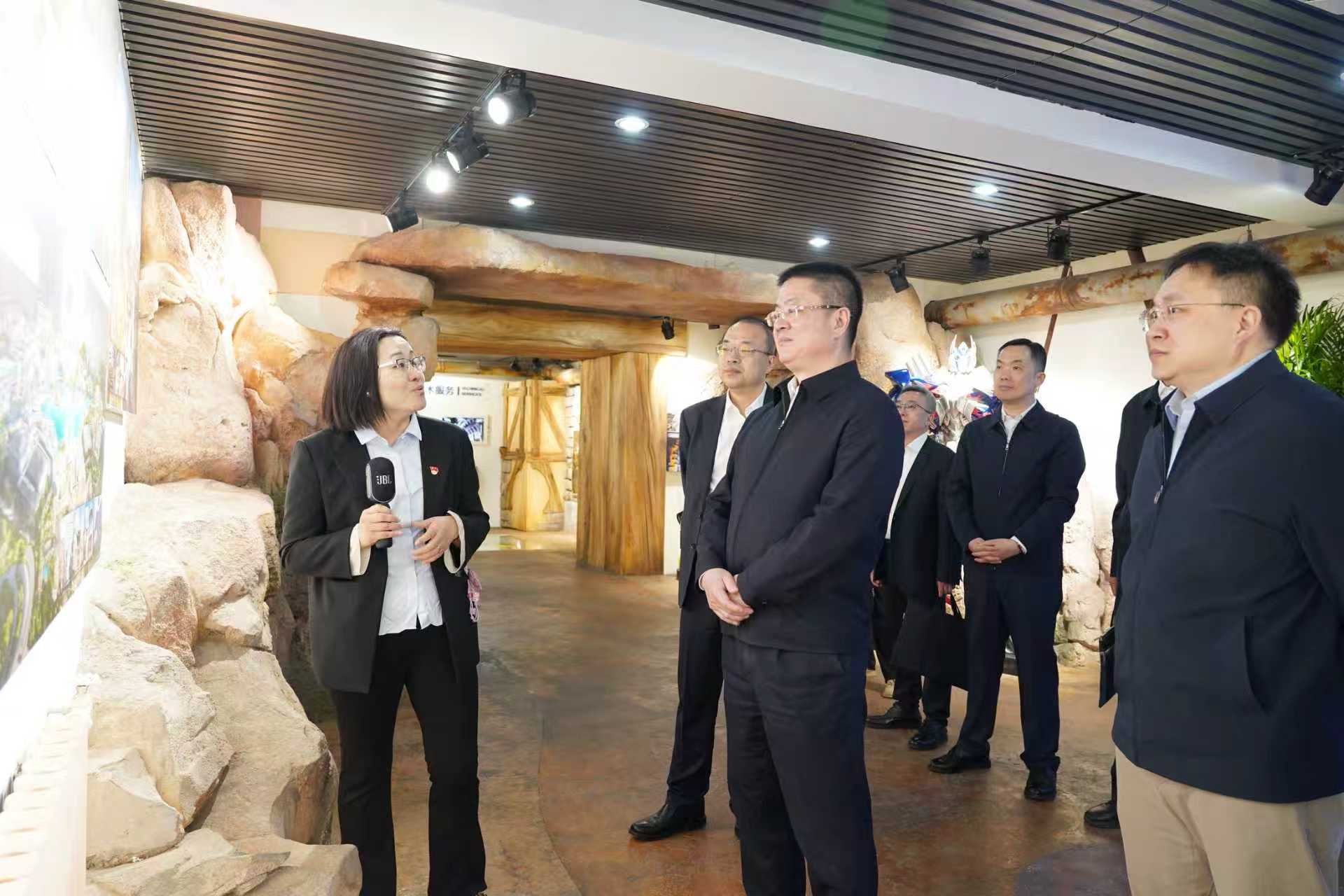 1-李仲泽参观必发88建研院文旅展厅